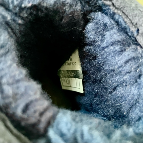 UGG•Size 7•Kids' Classic Water Resistant Genuine Shearling Lined Boot•Navy Blue - Picture 10 of 13
